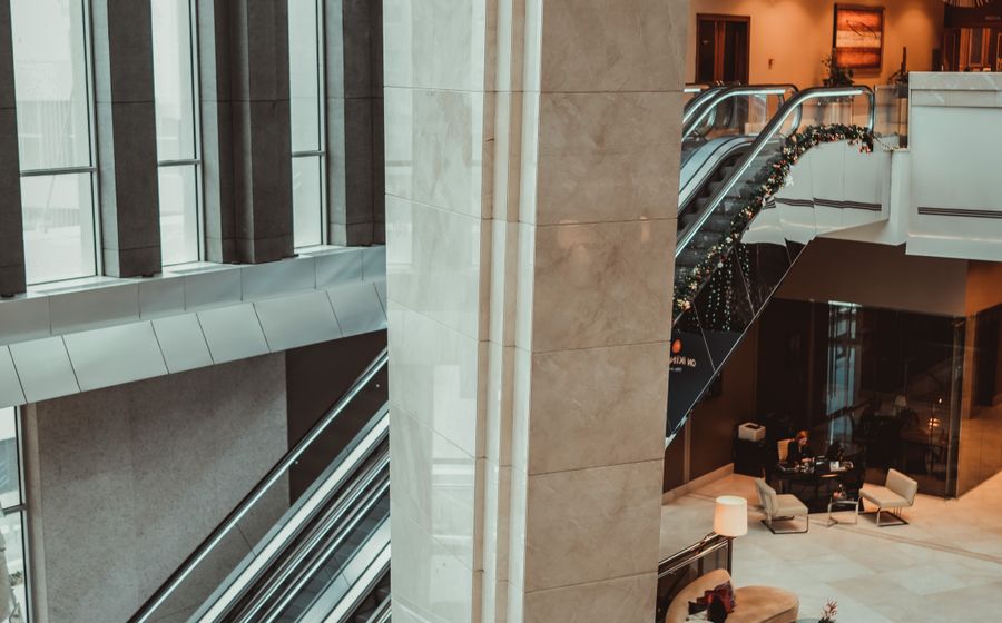 Lobby de hotel con muros de cristal