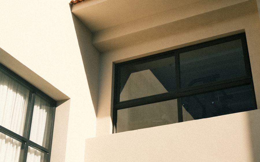 Ventanal amplio de un departamento recién limpiado